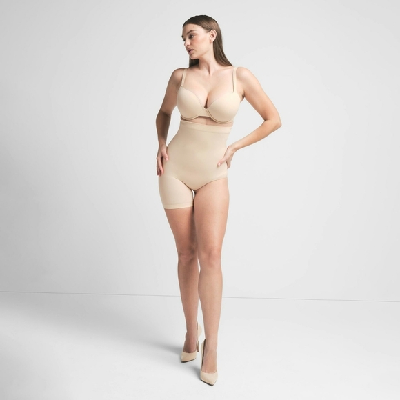 SKIMS Seamless Sculpt Solution Short Left Leg Exposed - Picture 1 of 5